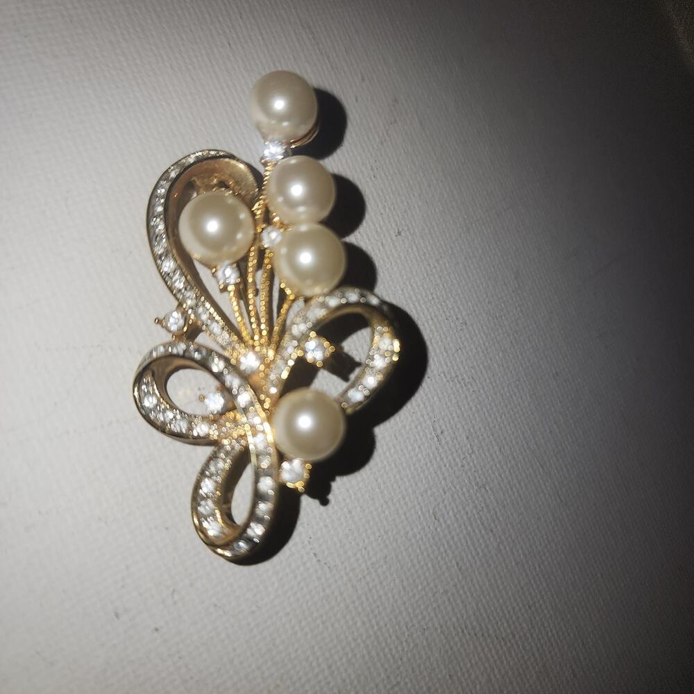 VINTAGE WHITE RHINESTONE GOLDTONE BOW KNOT PEARL BROOCH PIN
